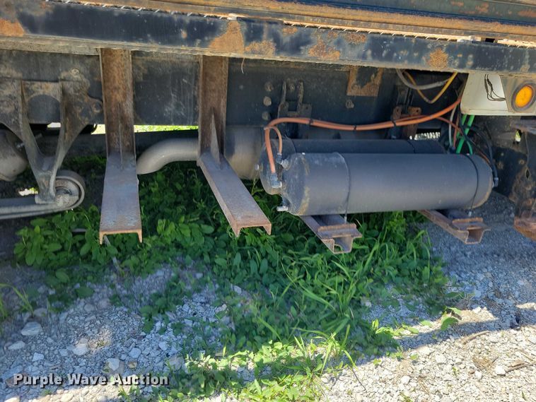 image for item DZ7125 2004 Ford F650 flatbed truck