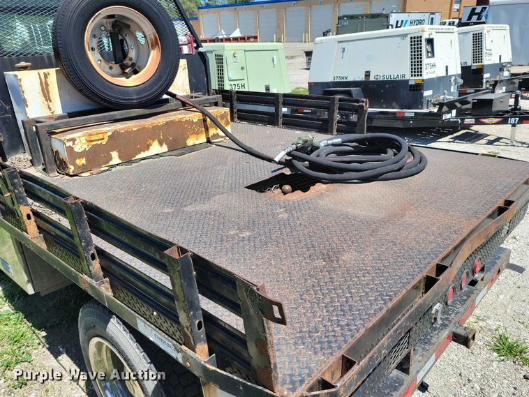 image for item DZ7125 2004 Ford F650 flatbed truck