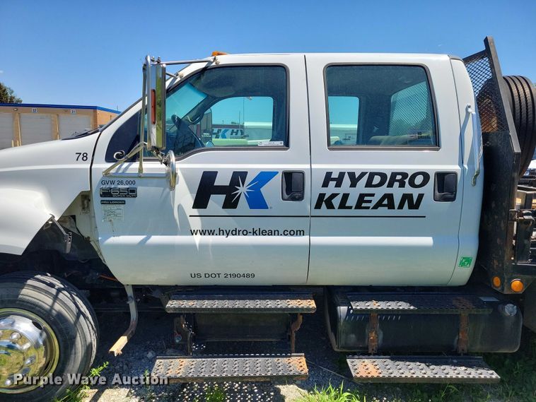 image for item DZ7125 2004 Ford F650 flatbed truck