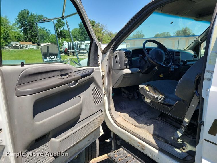 image for item DZ7125 2004 Ford F650 flatbed truck