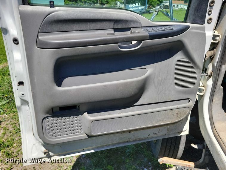 image for item DZ7125 2004 Ford F650 flatbed truck