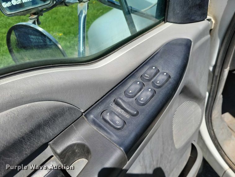 image for item DZ7125 2004 Ford F650 flatbed truck