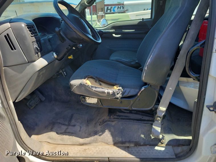 image for item DZ7125 2004 Ford F650 flatbed truck