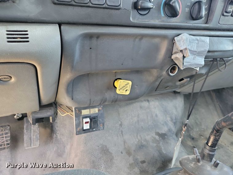 image for item DZ7125 2004 Ford F650 flatbed truck