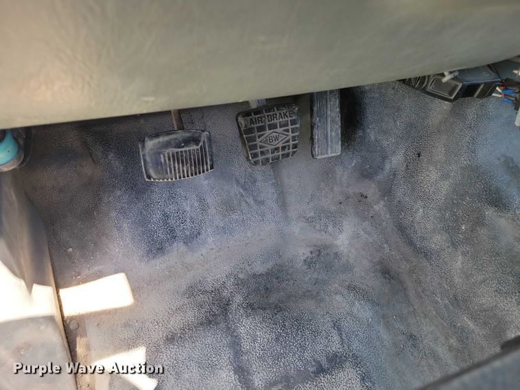 image for item DZ7125 2004 Ford F650 flatbed truck