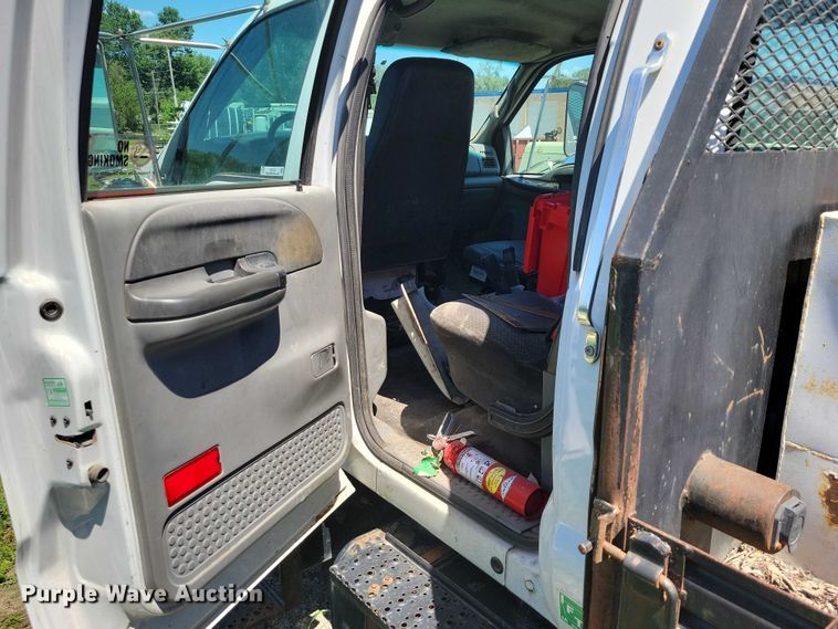 image for item DZ7125 2004 Ford F650 flatbed truck