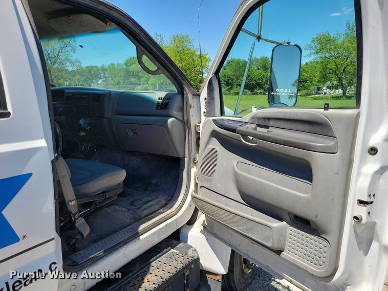 image for item DZ7125 2004 Ford F650 flatbed truck