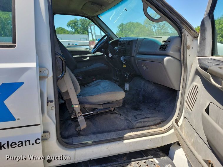 image for item DZ7125 2004 Ford F650 flatbed truck