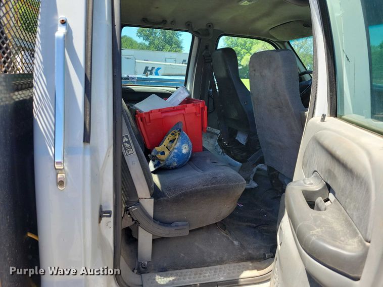 image for item DZ7125 2004 Ford F650 flatbed truck