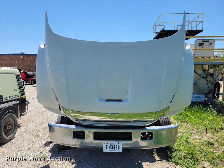 image for item DZ7125 2004 Ford F650 flatbed truck