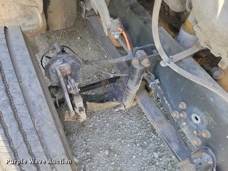 image for item DZ7125 2004 Ford F650 flatbed truck