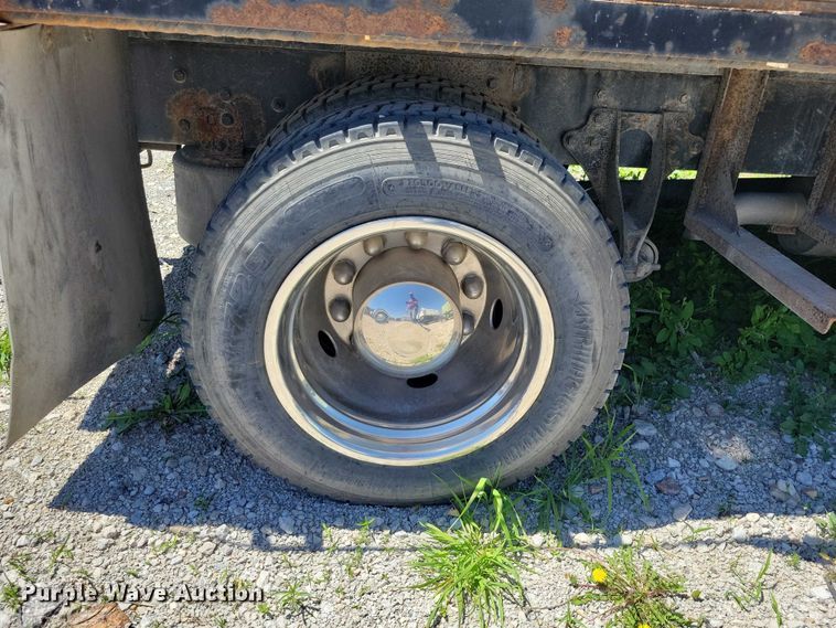 image for item DZ7125 2004 Ford F650 flatbed truck
