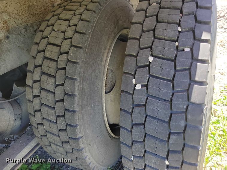 image for item DZ7125 2004 Ford F650 flatbed truck