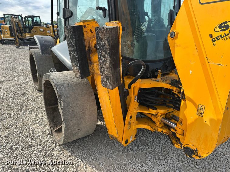 image for item EA4875 2010 JCB 4CX15-T backhoe