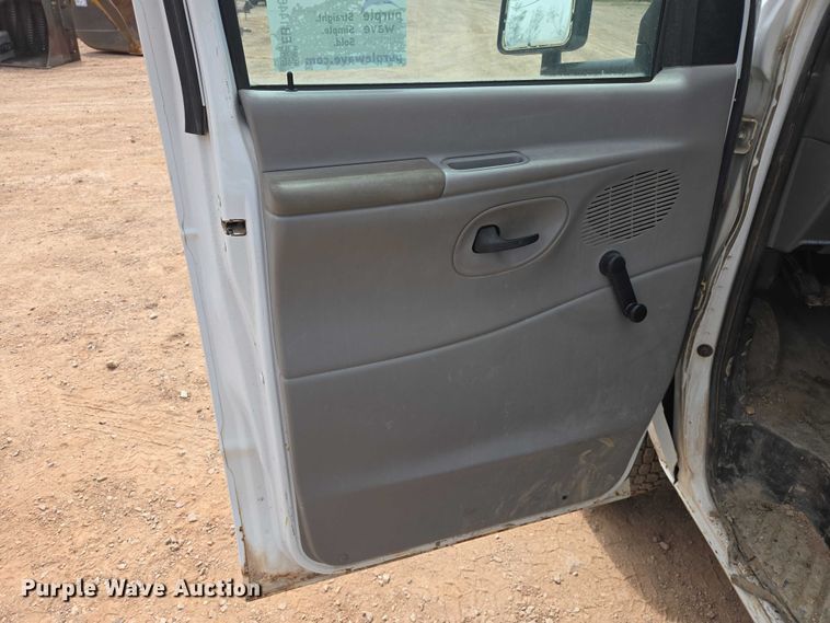 image for item EB1446 2000 Ford E350 box truck