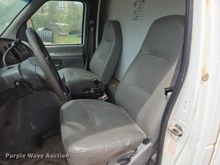image for item EB1446 2000 Ford E350 box truck