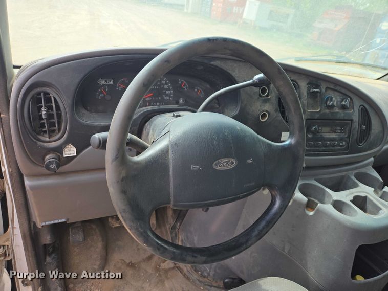 image for item EB1446 2000 Ford E350 box truck