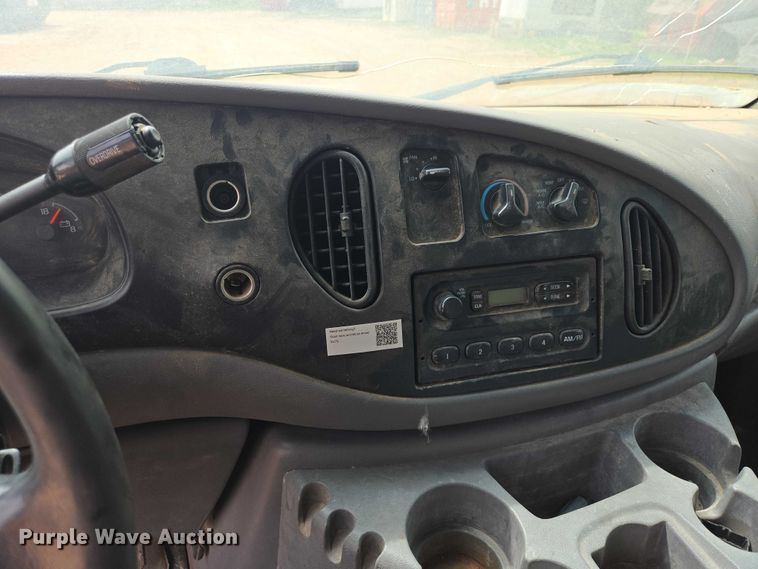 image for item EB1446 2000 Ford E350 box truck