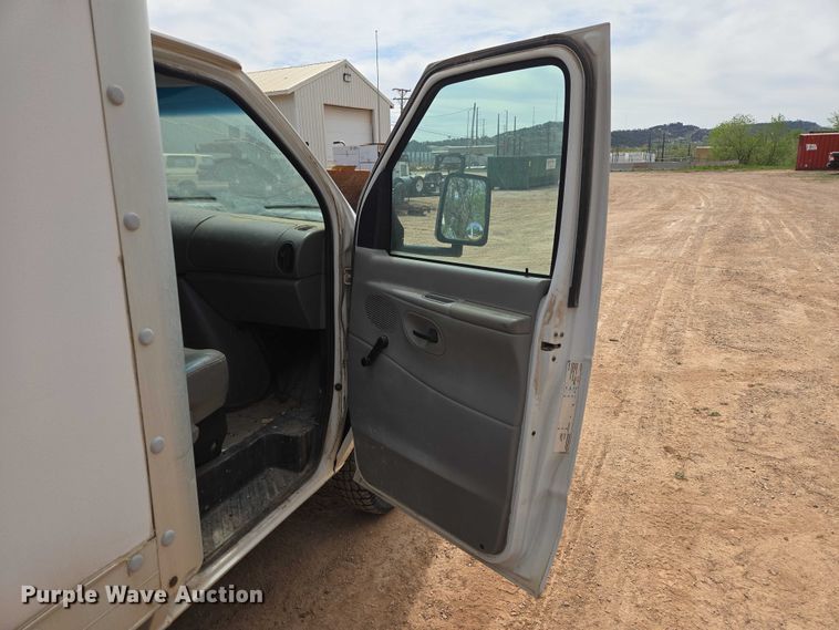 image for item EB1446 2000 Ford E350 box truck