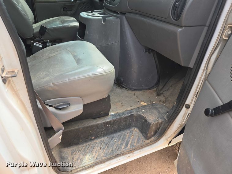image for item EB1446 2000 Ford E350 box truck
