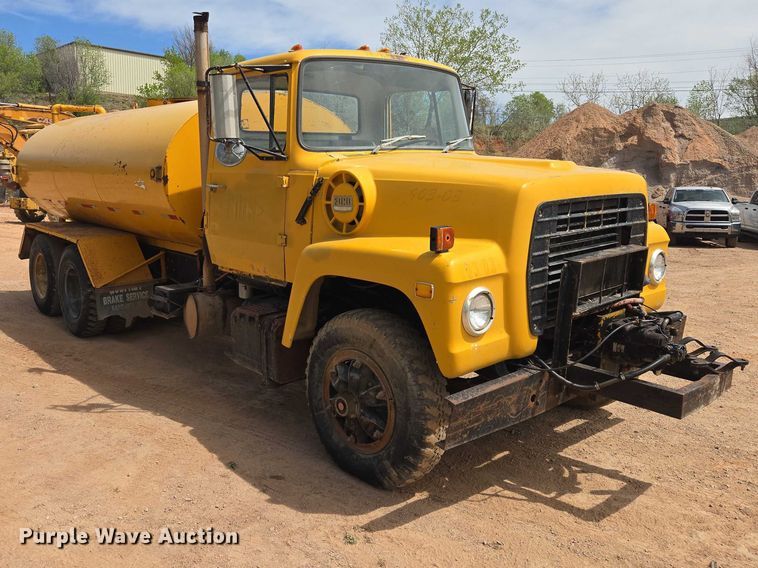 image for item EB1447 1972 Ford 8000 water truck