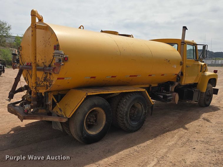 image for item EB1447 1972 Ford 8000 water truck