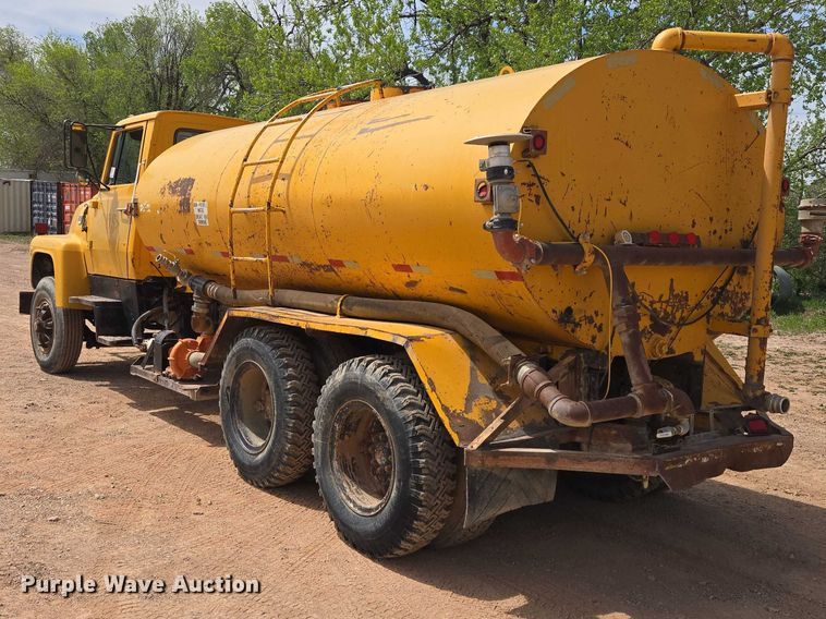 image for item EB1447 1972 Ford 8000 water truck