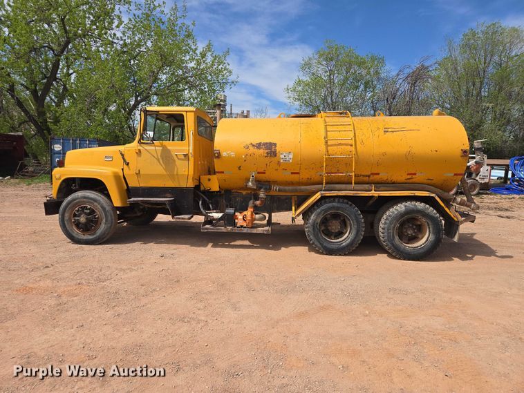 image for item EB1447 1972 Ford 8000 water truck