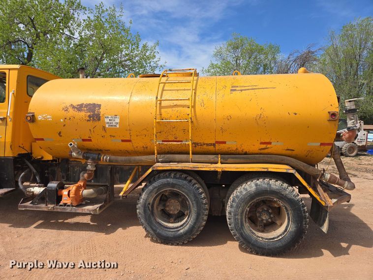 image for item EB1447 1972 Ford 8000 water truck