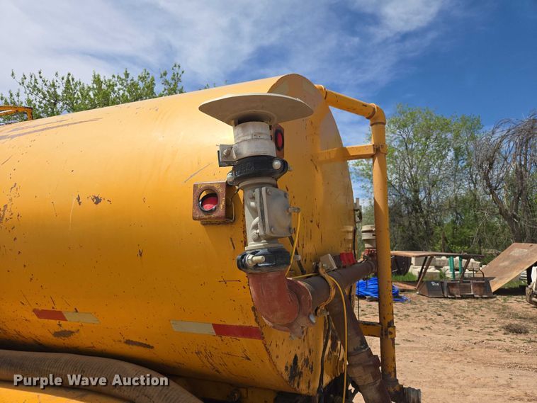 image for item EB1447 1972 Ford 8000 water truck