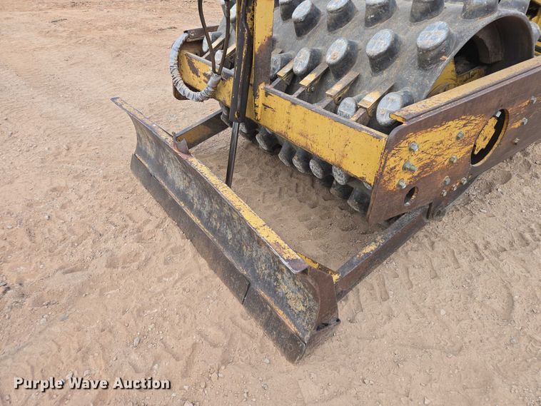 image for item EB1458 1997 Caterpillar CP-433C single drum vibratory roller