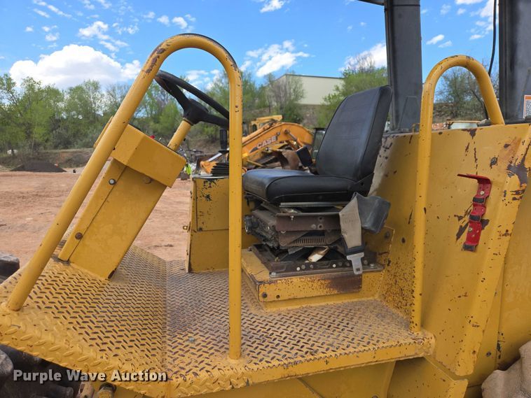 image for item EB1458 1997 Caterpillar CP-433C single drum vibratory roller