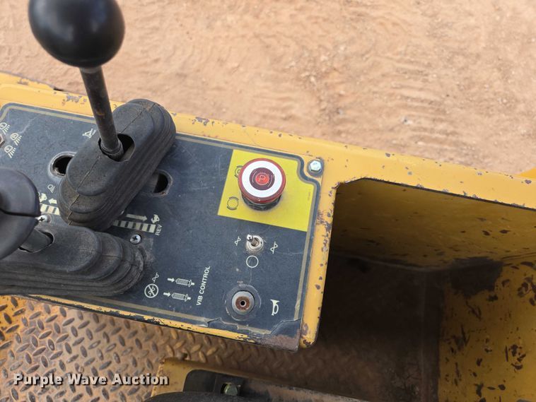 image for item EB1458 1997 Caterpillar CP-433C single drum vibratory roller