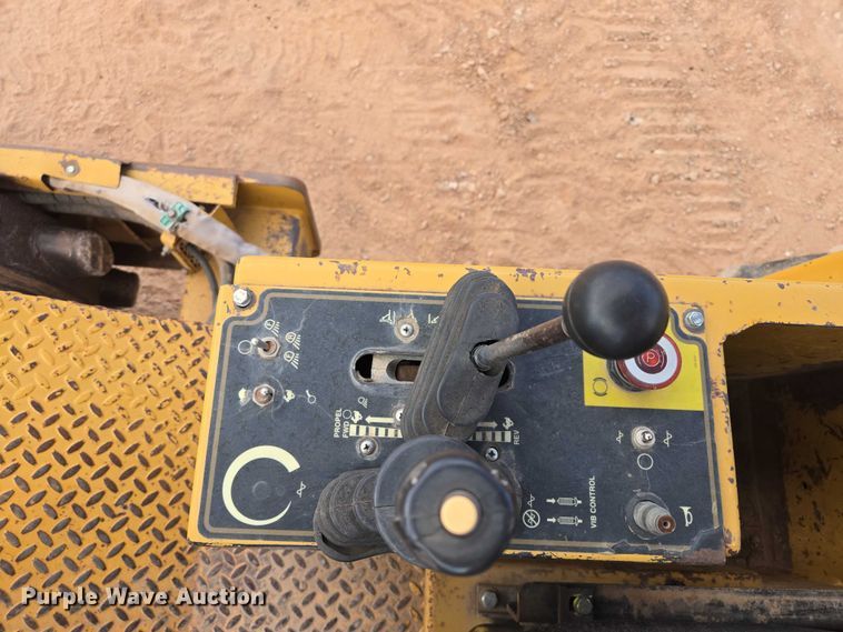 image for item EB1458 1997 Caterpillar CP-433C single drum vibratory roller