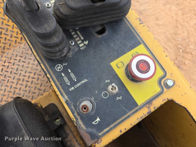 image for item EB1458 1997 Caterpillar CP-433C single drum vibratory roller