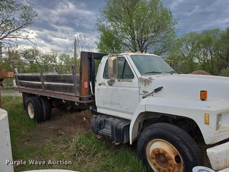 image for item EB1460 1992 Ford F700 dump flatbed truck