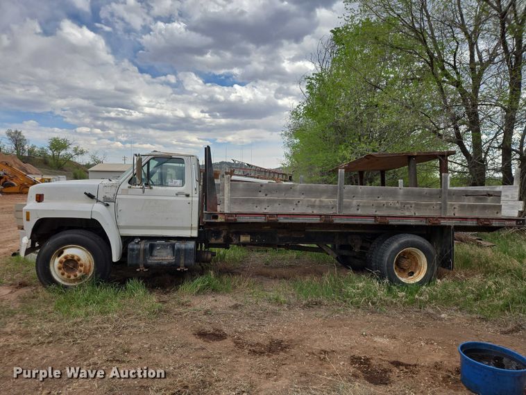 image for item EB1460 1992 Ford F700 dump flatbed truck