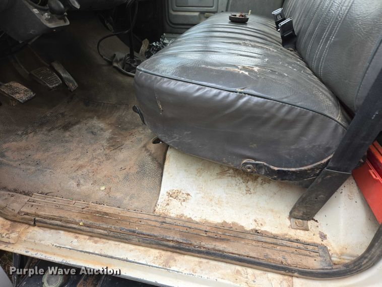image for item EB1460 1992 Ford F700 dump flatbed truck