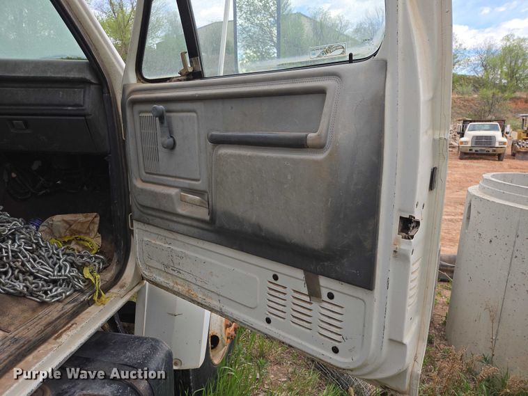 image for item EB1460 1992 Ford F700 dump flatbed truck