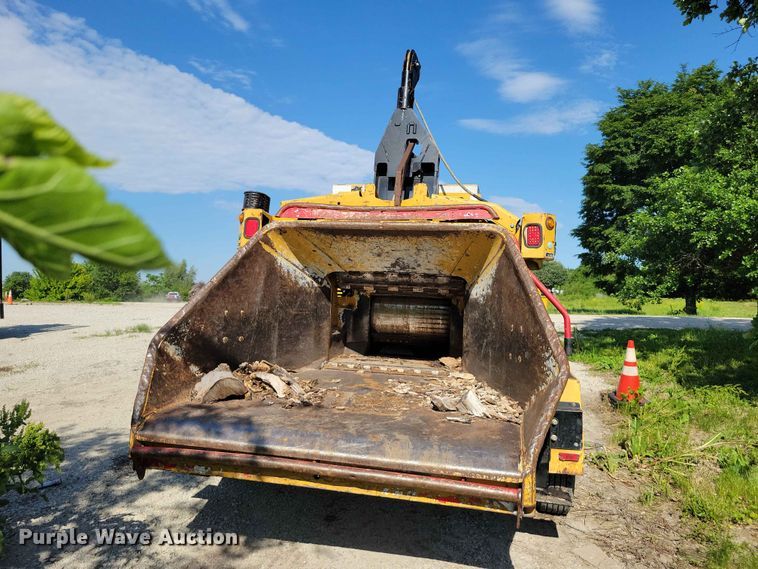 image for item EE1049 2010 Vermeer BC2100XL wood chipper