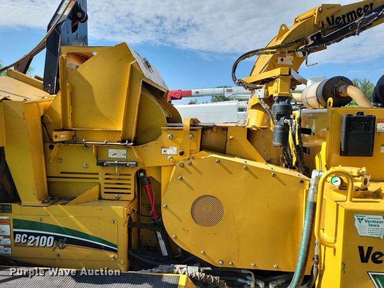 image for item EE1049 2010 Vermeer BC2100XL wood chipper