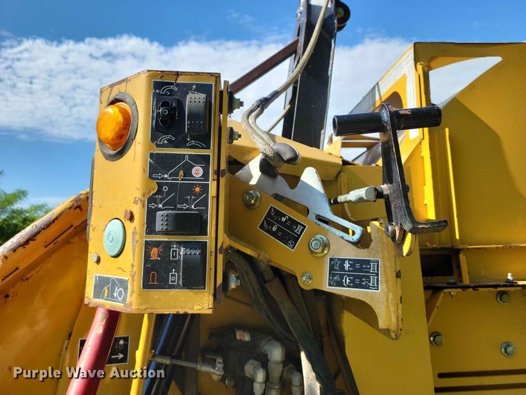 image for item EE1049 2010 Vermeer BC2100XL wood chipper