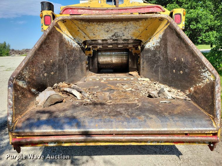 image for item EE1049 2010 Vermeer BC2100XL wood chipper