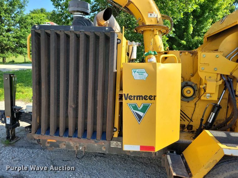 image for item EE1049 2010 Vermeer BC2100XL wood chipper