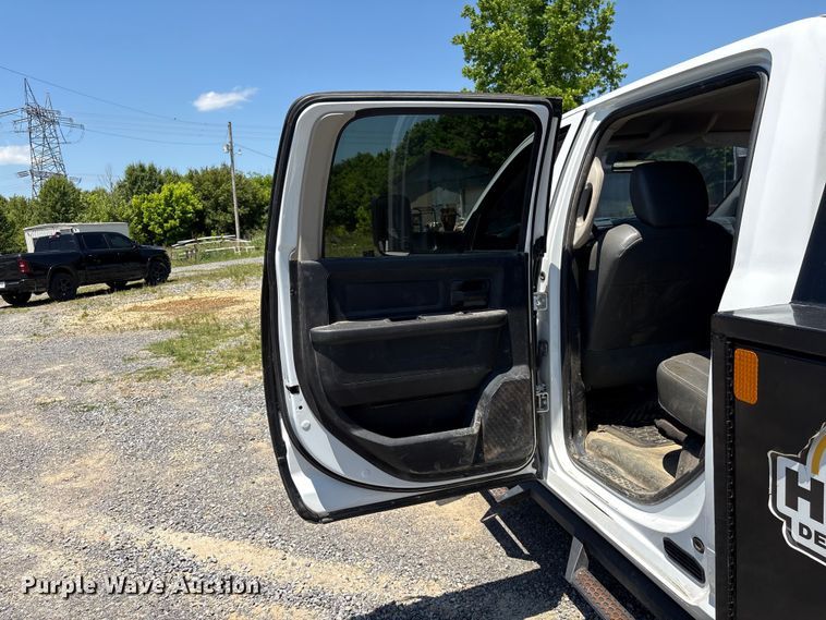 image for item EF1169 2017 RAM 5500 Crew Cab flatbed truck