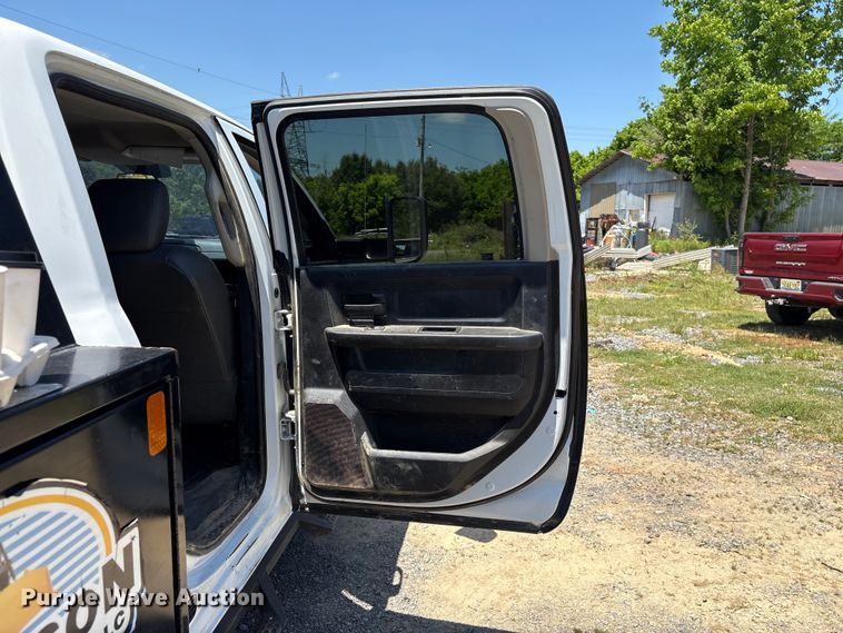 image for item EF1169 2017 RAM 5500 Crew Cab flatbed truck
