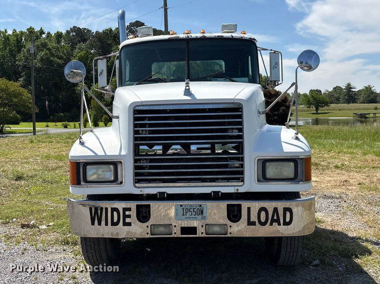 image for item EF1171 2000 Mack CH semi truck