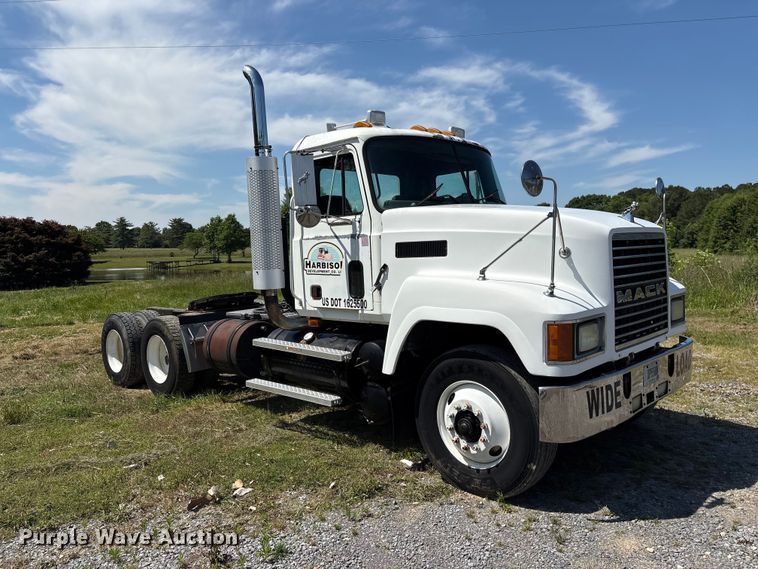 image for item EF1171 2000 Mack CH semi truck