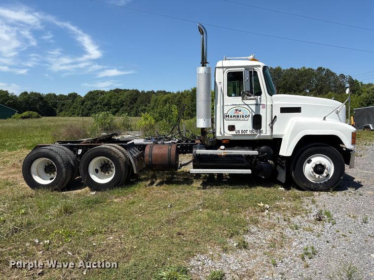 image for item EF1171 2000 Mack CH semi truck