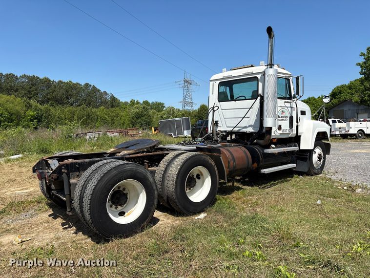 image for item EF1171 2000 Mack CH semi truck